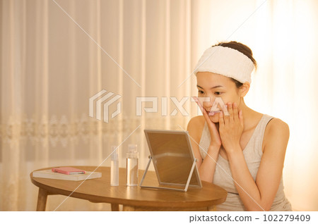 一個女人做皮膚護理的肖像 102279409