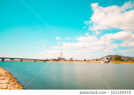 Downstream of the Yoshii River and the townscape of Saidaiji Temple on an autumn day and Eianbashi Bridge 6 Higashi Ward, Okayama City, Okayama Prefecture 102280419