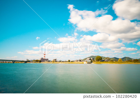 Downstream of the Yoshii River on an autumn day, the townscape of Saidaiji Temple and Mt. Mustard 3 Higashi Ward, Okayama City, Okayama Prefecture 102280420