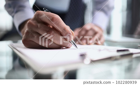 Hand makes notes on a paper notebook, close-up 102280939