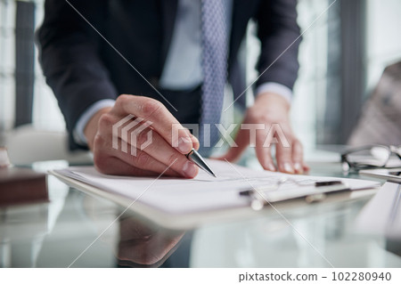 Hand makes notes on a paper notebook, close-up 102280940
