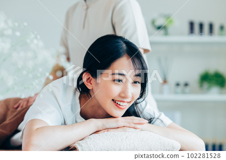 接受按摩的少婦 102281528