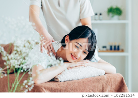 接受按摩的少婦 102281534
