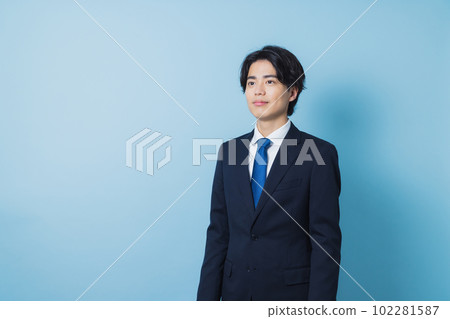 一個穿西裝的年輕人 一個穿西裝的年輕人 102281587