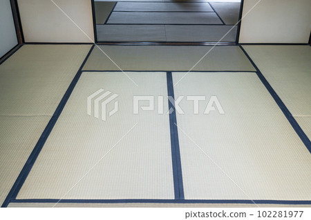 日式房間的榻榻米和隔扇 日式房間的榻榻米和隔扇 102281977