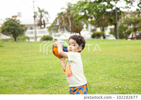 孩子們在公園裡玩 孩子們在公園裡玩 102282677