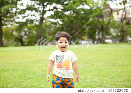 孩子們在公園裡玩 孩子們在公園裡玩 102282678