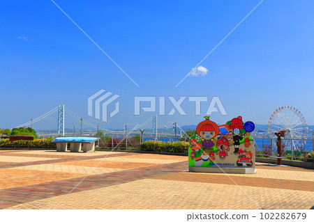 [兵庫縣]從淡路高速公路綠洲看到的清澈的明石海峽大橋 102282679