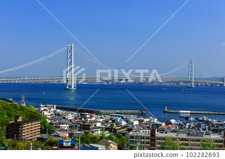 [Hyogo Prefecture] Akashi Kaikyo Bridge in clear weather seen from Awaji Service Area 102282693