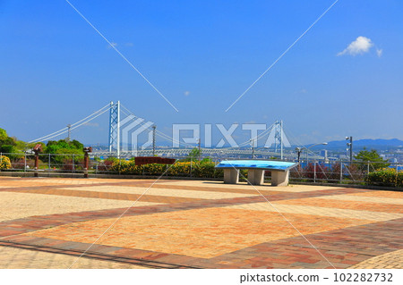 [Hyogo Prefecture] The clear Akashi Kaikyo Bridge seen from the Awaji Highway Oasis 102282732