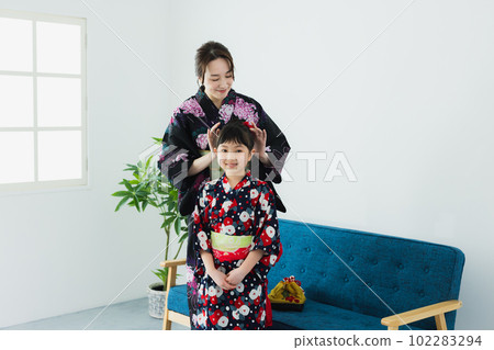 Yukata family dressing Yukata family dressing 102283294