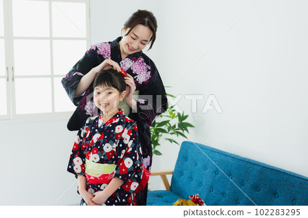 Yukata family dressing Yukata family dressing 102283295