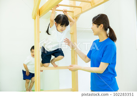 正在午睡的孩子 102283351