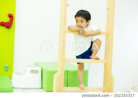 正在午睡的孩子 102283357