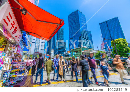 Tokyo cityscape in Japan May. The number of people without a mask has increased... Beware of UV rays. From masks to UV and skin care = 1 day, Shibuya Tokyo cityscape in Japan May. The number of people without a mask has increased... Beware of UV rays. From masks to UV and skin care = 1 day, Shibuya 102285249