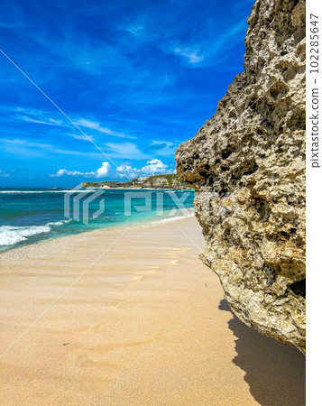 View of Bingin beach in Bali, Indonesia 102285647