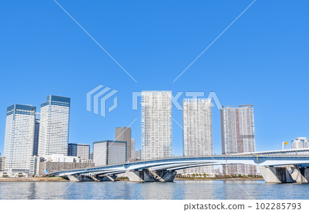 Harumi, Chuo-ku, Tokyo: High-rise apartment complexes (tower apartments) in Harumi on sunny days and the surrounding streets Harumi, Chuo-ku, Tokyo: High-rise apartment complexes (tower apartments) in Harumi on sunny days and the surrounding streets 102285793