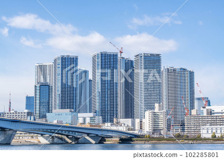Harumi, Chuo-ku, Tokyo: High-rise apartment complexes (tower apartments) in Harumi on sunny days and the surrounding streets 102285801