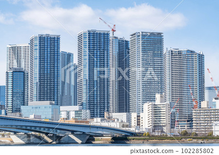 Harumi, Chuo-ku, Tokyo: High-rise apartment complexes (tower apartments) in Harumi on sunny days and the surrounding streets 102285802