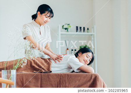 接受按摩的少婦 102285965