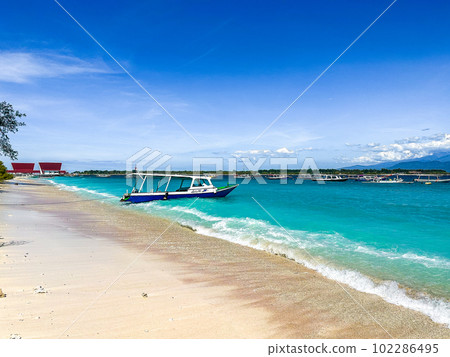 Beach view of Gili Trawangan beach in Lombok, Indonesia 102286495