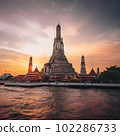Wat Arun at sunset with long tail boat, in Bangkok, Thailand. Generative AI 102286733