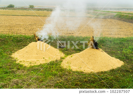 晨霧中烤稻殼的風景 2 岡山縣美作市 102287507