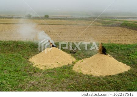 Scenery of grilling rice husks in the morning mist 6 Mimasaka City, Okayama Prefecture 102287512