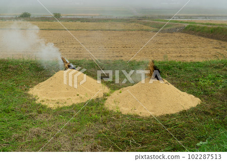 晨霧中烤稻殼的風景 7 岡山縣美作市 晨霧中烤稻殼的風景 7 岡山縣美作市 102287513