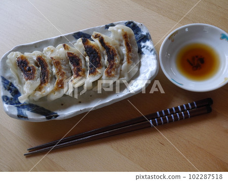 煎餃子 102287518