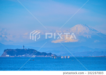 View of the west side (Enoshima, windsurfers, etc.) from the coast of Kotsubo, Zushi City, Kanagawa Prefecture View of the west side (Enoshima, windsurfers, etc.) from the coast of Kotsubo, Zushi City, Kanagawa Prefecture 102287803