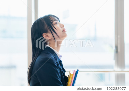 學習在補習班學校的女學生 學習在補習班學校的女學生 102288077