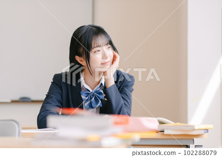 學習在補習班學校的女學生 學習在補習班學校的女學生 102288079