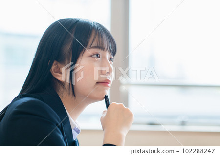 學習在教室裡的女學生 102288247