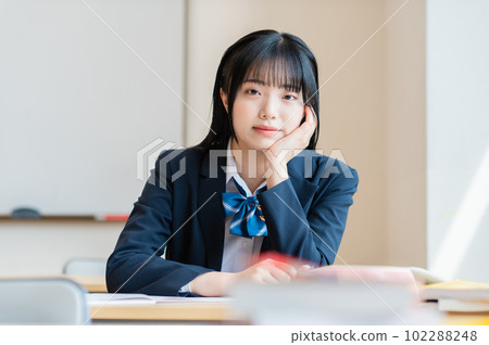 學習在補習班學校的女學生 102288248