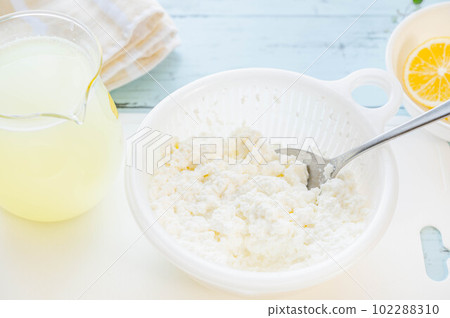 自製乾酪和乳清 自製乾酪和乳清 102288310
