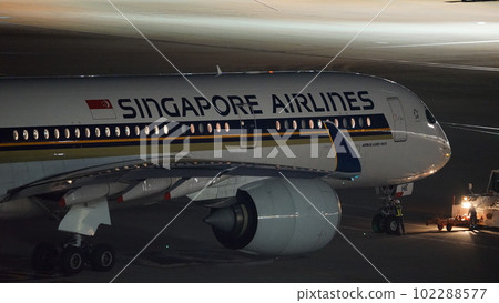 Airplane at night, aircraft, Haneda Airport 102288577