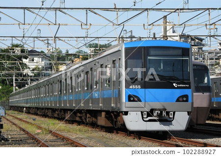 停靠車站的小田急電鐵4000系列 102288927
