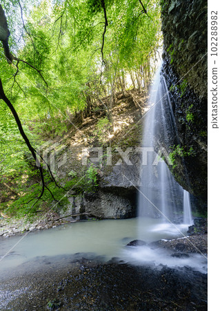 新綠色月亮等待的瀑布 102288982