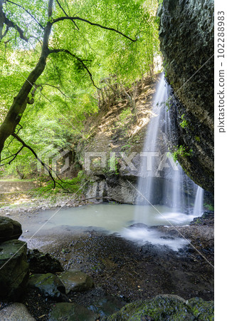 新綠色月亮等待的瀑布 102288983