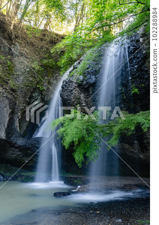 新綠色月亮等待的瀑布 102288984