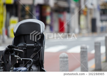 有嬰兒座椅的自行車停在城市道路上 102288985