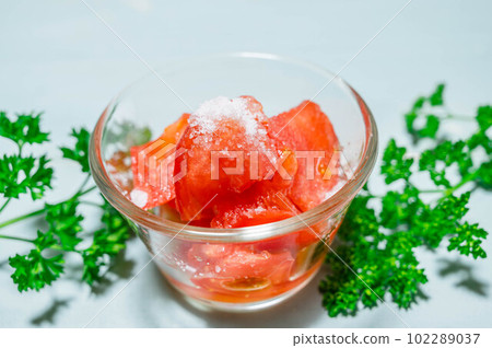 tomato with sugar 102289037
