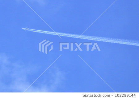 airliner pulling clouds airliner pulling clouds 102289144