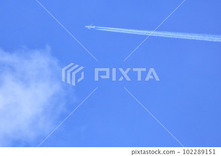 airliner pulling clouds 102289151