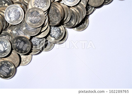A lot of 500 yen coins (500 yen coins) 102289765