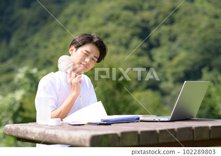 學生在戶外用電風扇學習 學生在戶外用電風扇學習 102289803