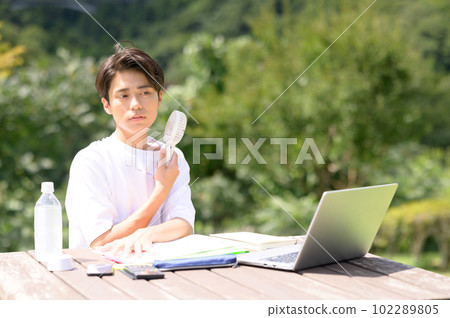 學生在戶外用電風扇學習 102289805