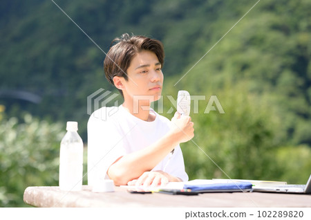學生在戶外用電風扇學習 學生在戶外用電風扇學習 102289820