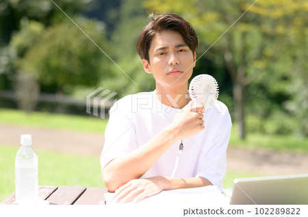 學生在戶外用電風扇學習 102289822